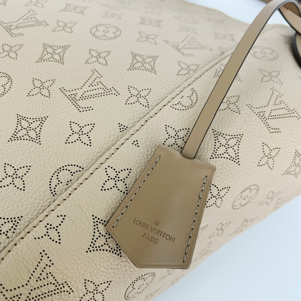 Louis Vuitton Mahina Hina MM Tote Bag Galet Perforated Leather Grey + Pouch - Picture 7 of 15